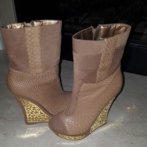Wedge boots